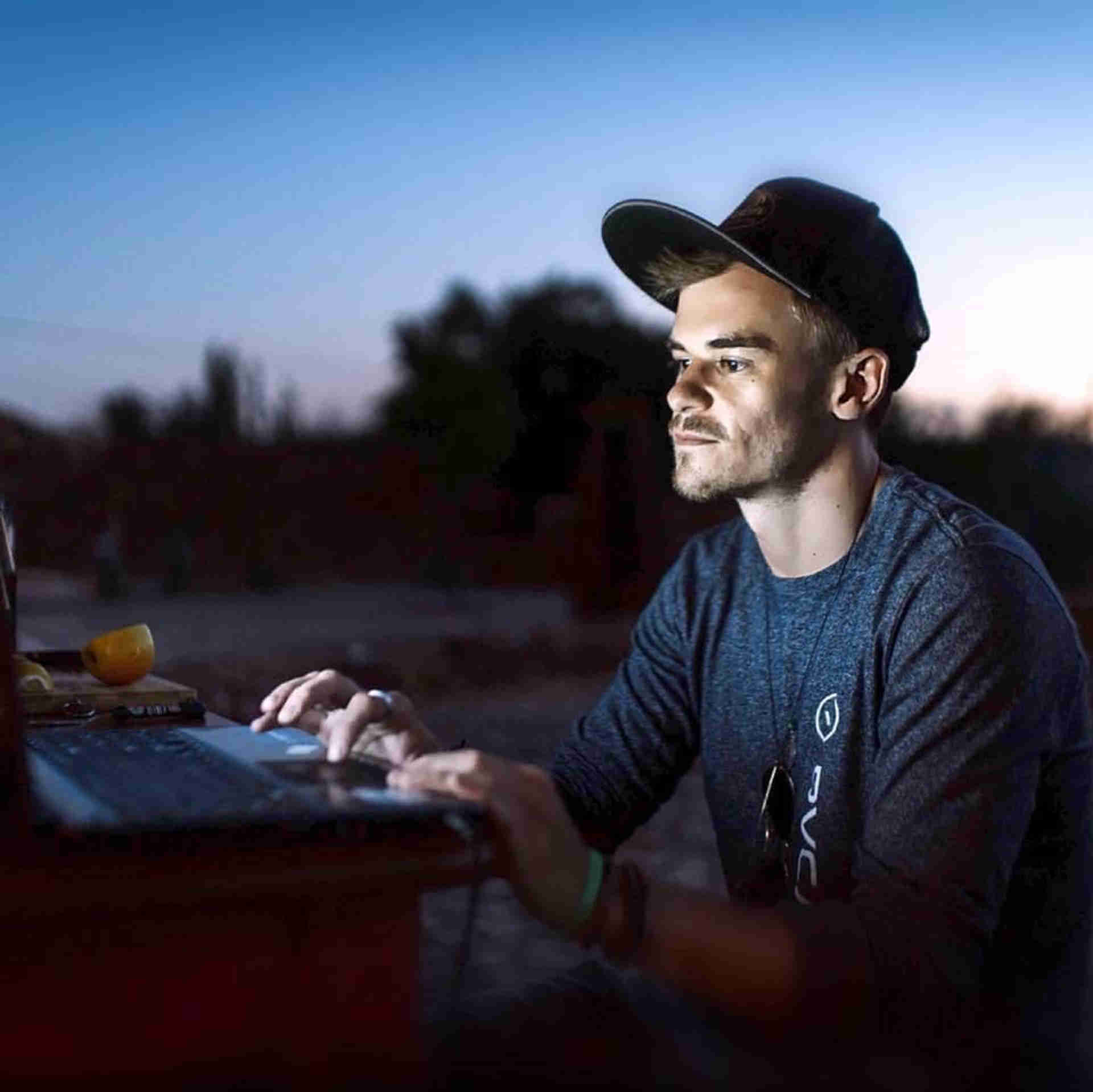 A picture of Tayler Batista, the owner and lead developer of Algarve WebCraft..